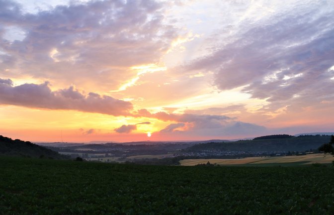 Mit einem spektakulären Sonnenuntergang verabschiedete sich vorgestern der Tag – hier der Blick von Aurich in Richtung Roßwag.  <span class='image-autor'>Foto: Rücker</span>