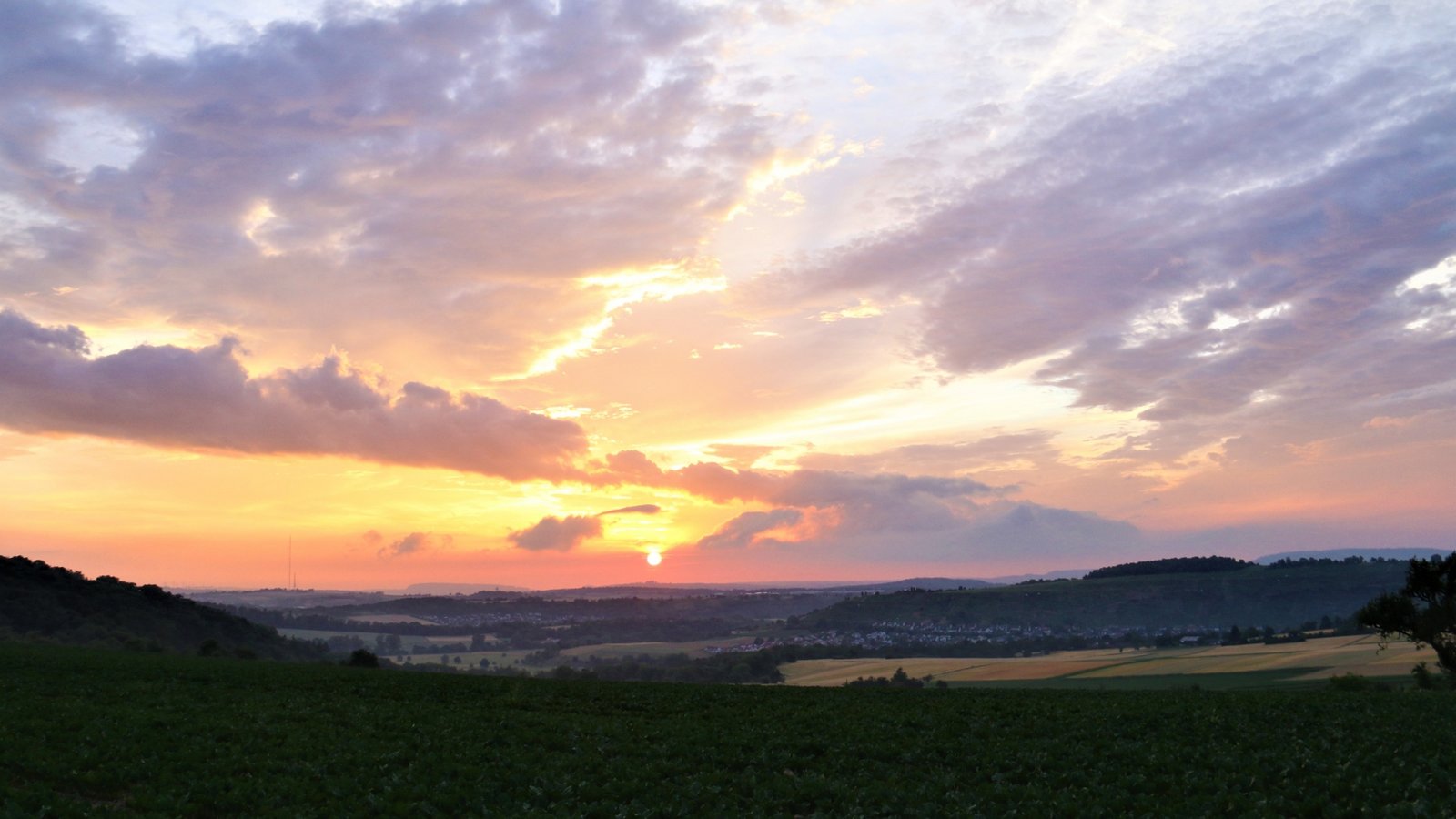 Mit einem spektakulären Sonnenuntergang verabschiedete sich vorgestern der Tag – hier der Blick von Aurich in Richtung Roßwag. Foto: Rücker Mit einem spektakulären Sonnenuntergang verabschiedete sich vorgestern der Tag – hier der Blick von Aurich in Richtung Roßwag. Foto: Rücker
