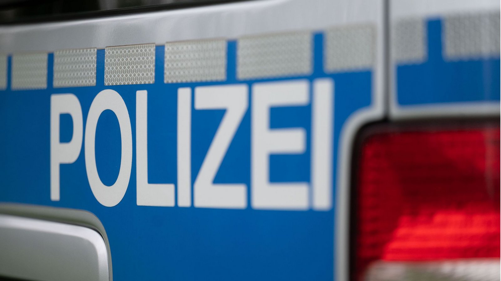 Die Polizei fahndet nach dem 48-Jährigen (Symbolbild).Foto: Marijan Murat/dpa Die Polizei fahndet nach dem 48-Jährigen (Symbolbild).Foto: Marijan Murat/dpa