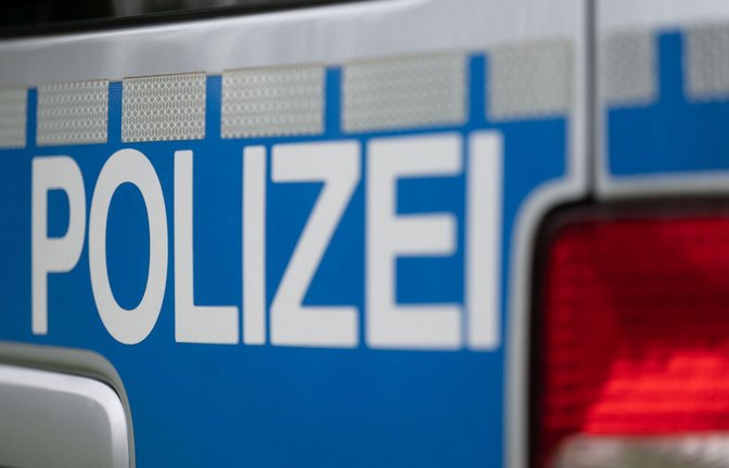 Die Polizei fahndet nach dem 48-Jährigen (Symbolbild).<span class='image-autor'>Foto: Marijan Murat/dpa</span>