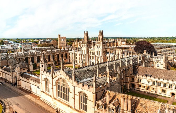 Großbritanniens renommierte Universitäten, hier das All Souls College in Oxford, klagen über Finanznöte.<span class='image-autor'>Foto: imago images/Christian Offenberg/via Imago</span>