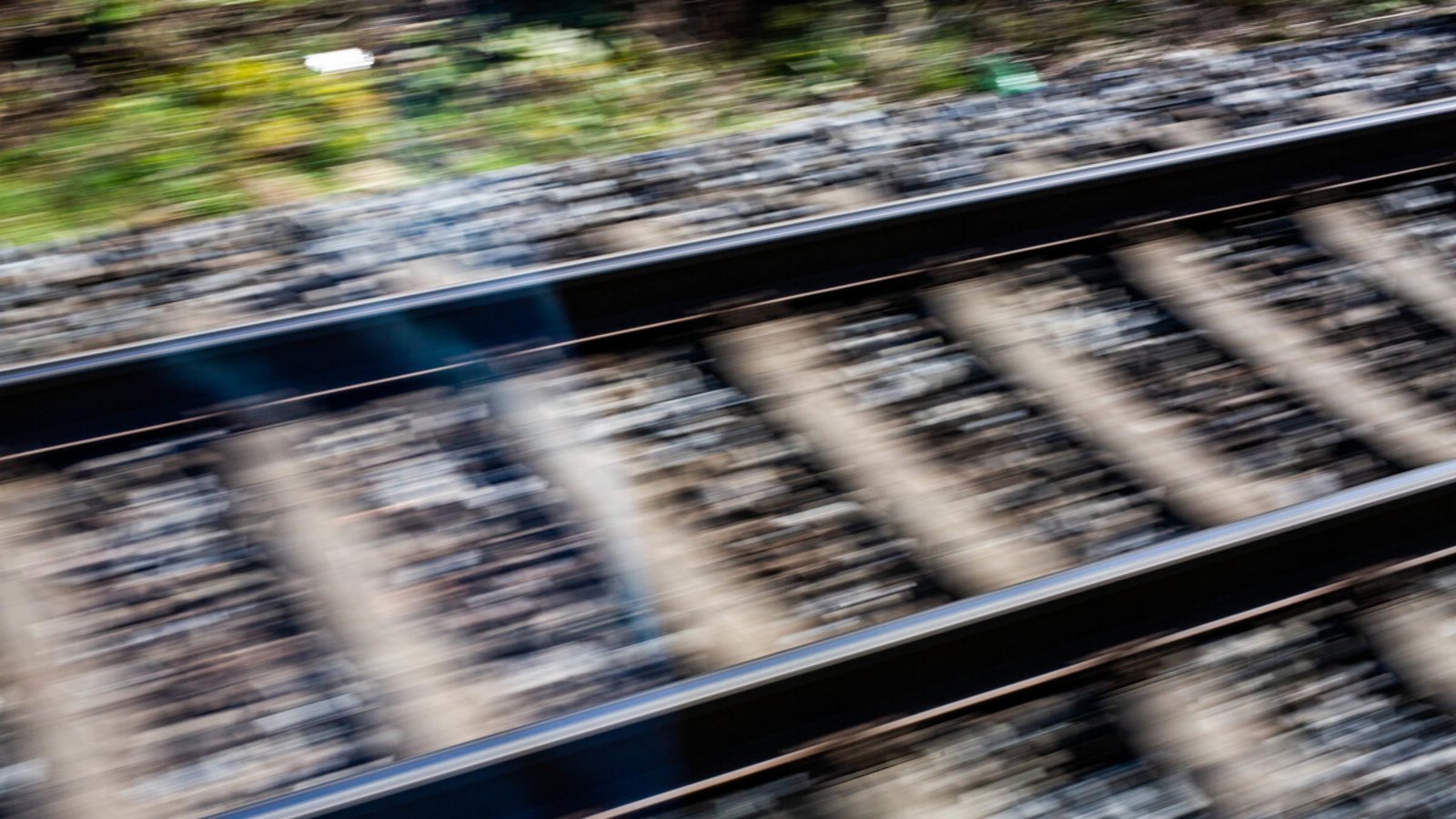 Ein Roller auf den Schienen hat einen Zug am Montag gefährdet.Foto: dpa/Philipp von Ditfurth (Symbolbild) Ein Roller auf den Schienen hat einen Zug am Montag gefährdet.Foto: dpa/Philipp von Ditfurth (Symbolbild)