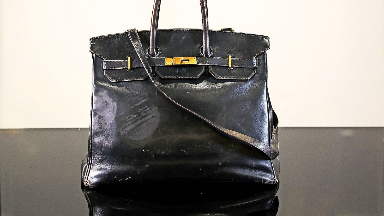 Jane Birkins berühmte Birkin-Tasche im Auktionshaus Sotheby’s in Paris (Archivfoto).Foto: AFP/ALAIN JOCARD