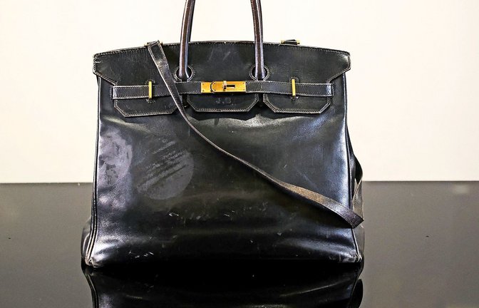 Jane Birkins berühmte Birkin-Tasche im Auktionshaus Sotheby’s in Paris (Archivfoto).<span class='image-autor'>Foto: AFP/ALAIN JOCARD</span>