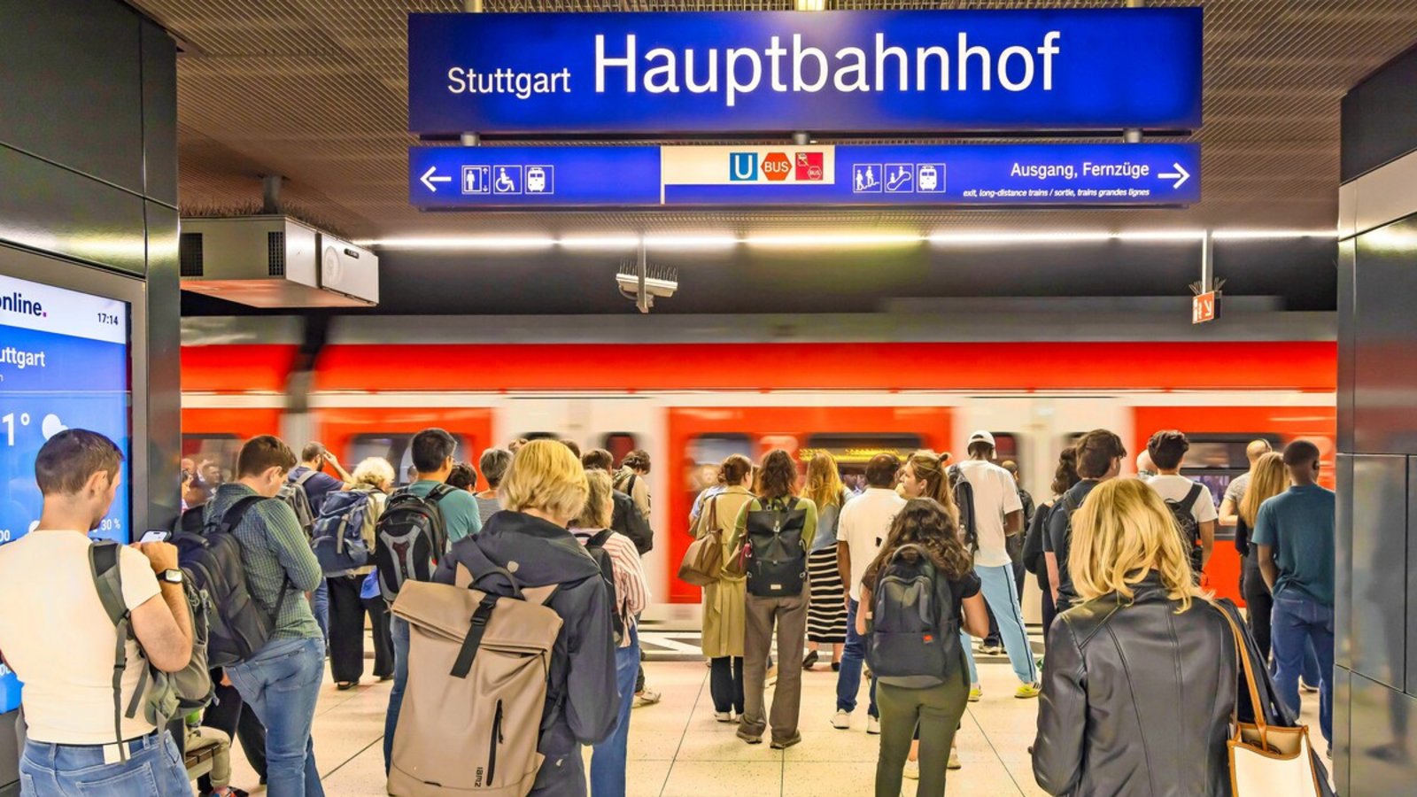 Ausfallende Züge, ausufernder Schienenersatzverkehr: den Fahrgästen der S-Bahn Stuttgart wird einiges zugemutet.Foto: imago/Arnulf Hettrich Ausfallende Züge, ausufernder Schienenersatzverkehr: den Fahrgästen der S-Bahn Stuttgart wird einiges zugemutet.Foto: imago/Arnulf Hettrich