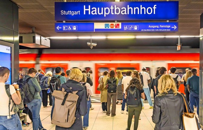 Ausfallende Züge, ausufernder Schienenersatzverkehr: den Fahrgästen der S-Bahn Stuttgart wird einiges zugemutet.<span class='image-autor'>Foto: imago/Arnulf Hettrich</span>