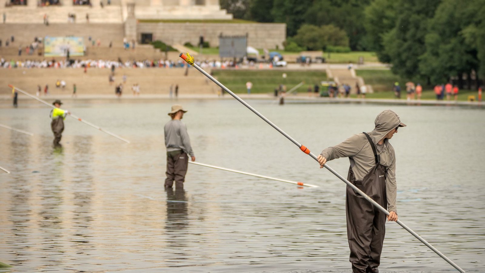 Die Arbeiten am Reflecting Pool werden wohl doch aufwendiger als gedacht.Foto: Mark Schiefelbein/AP/dpa Die Arbeiten am Reflecting Pool werden wohl doch aufwendiger als gedacht.Foto: Mark Schiefelbein/AP/dpa