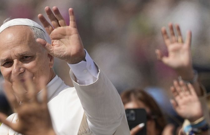 Papst Leo XIV. grüßt aus dem Papamobil die Jugendlichen beim Abschlussgottesdienst im Rahmen des Jugendjubiläums am 2. August 2025 auf dem Gelände von Tor Vergata in Rom.<span class='image-autor'>Foto: Gregorio Borgia/AP/dpa</span>