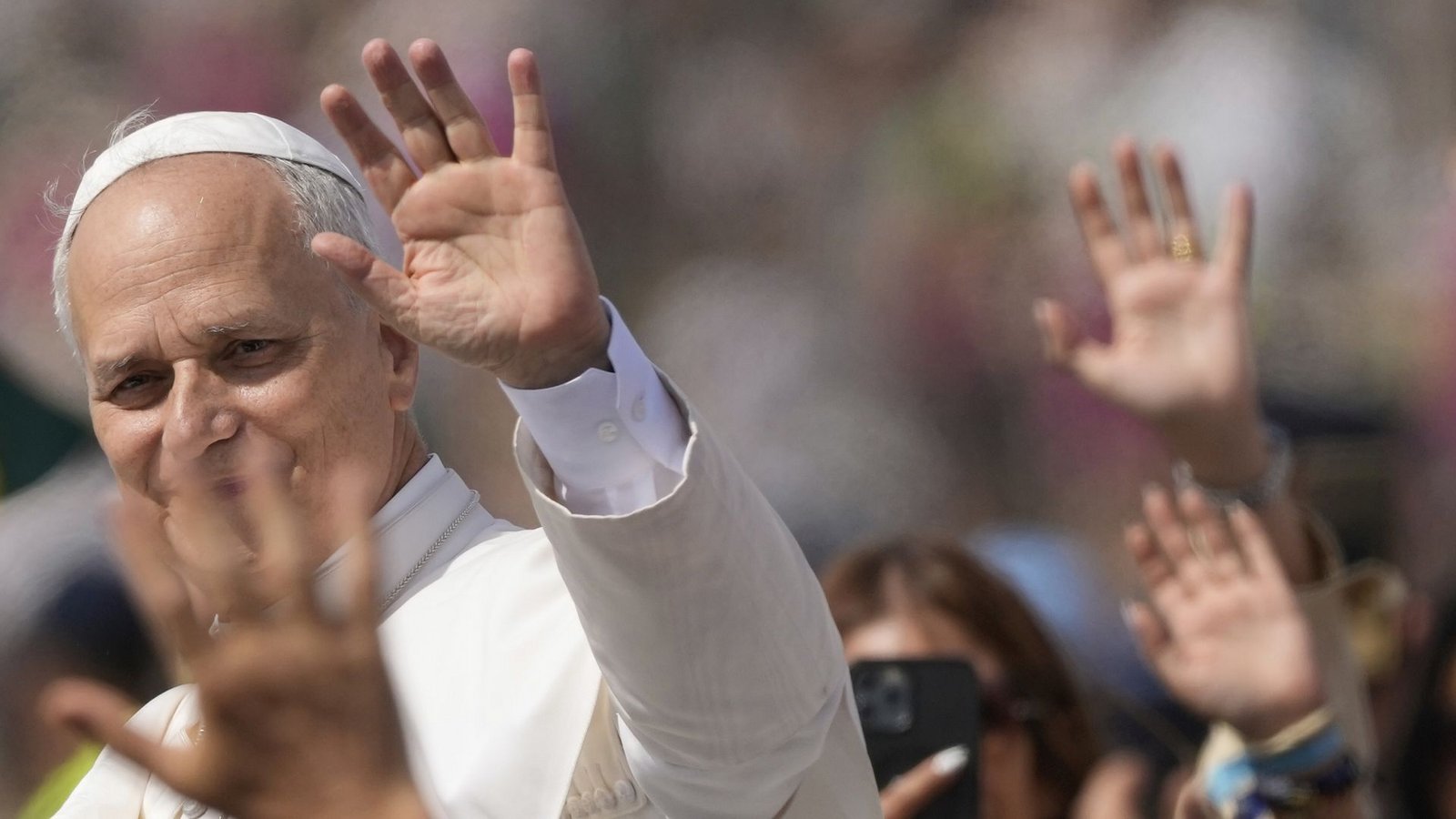 Papst Leo XIV. grüßt aus dem Papamobil die Jugendlichen beim Abschlussgottesdienst im Rahmen des Jugendjubiläums am 2. August 2025 auf dem Gelände von Tor Vergata in Rom.Foto: Gregorio Borgia/AP/dpa Papst Leo XIV. grüßt aus dem Papamobil die Jugendlichen beim Abschlussgottesdienst im Rahmen des Jugendjubiläums am 2. August 2025 auf dem Gelände von Tor Vergata in Rom.Foto: Gregorio Borgia/AP/dpa