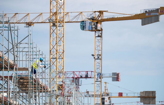 Wegen fehlender Mittel fürchten die Verbände einen Baustopp.<span class='image-autor'>Foto: dpa/Julian Stratenschulte</span>
