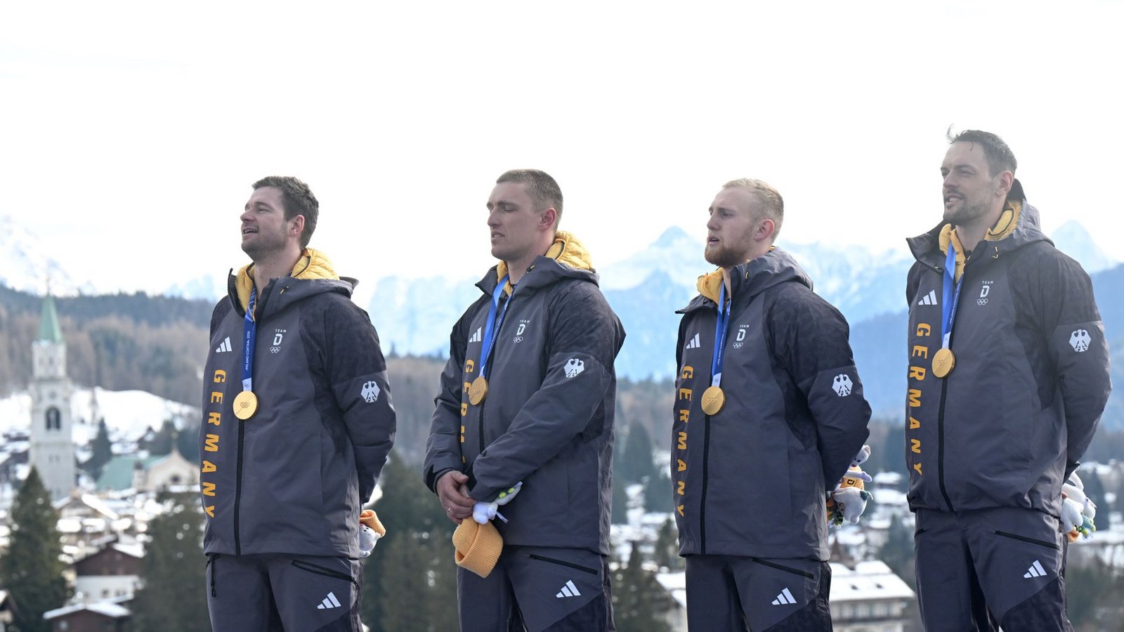 Johannes Lochner (li.) hat nach Gold im Zweier- auch Gold im Viererbob gewonnen.Foto: Robert Michael/dpa Johannes Lochner (li.) hat nach Gold im Zweier- auch Gold im Viererbob gewonnen.Foto: Robert Michael/dpa
