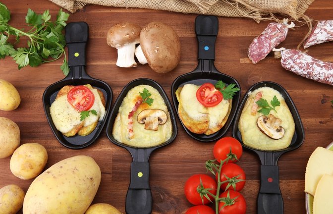 Erfahren Sie, wie Sie Kartoffeln für Raclette optimal vorbereiten, welche Sorten sich eignen und worauf Sie beim Kochen achten sollten, um den perfekten Genuss zu garantieren.<span class='image-autor'>Foto: beats1 / Shutterstock.com</span>