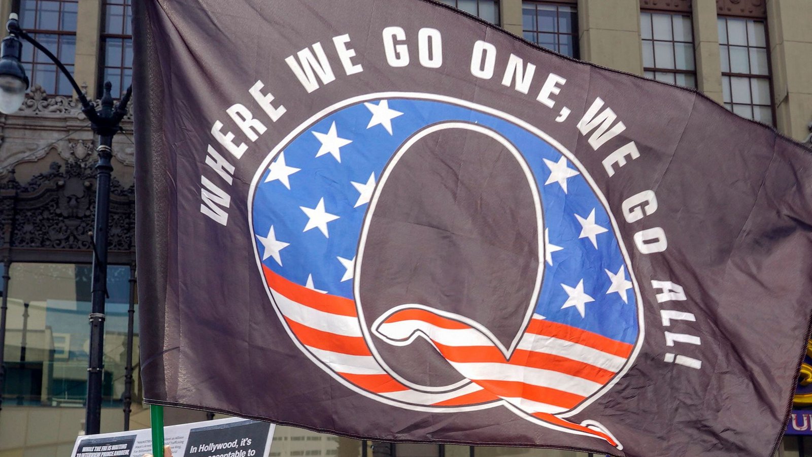 Eine Flagge der verschwörerischen QAnon-Bewegung, die in den USA ihren Ursprung hatteFoto: AFP/Kyle Grillot