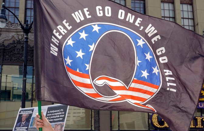 Eine Flagge der verschwörerischen QAnon-Bewegung, die in den USA ihren Ursprung hatte<span class='image-autor'>Foto: AFP/Kyle Grillot</span>