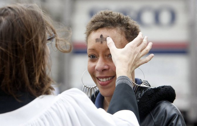 Ein Aschekreuz auf der Stirn als Zeichen der inneren Einkehr.<span class='image-autor'>Foto: imago images/ZUMA Wire/imago</span>