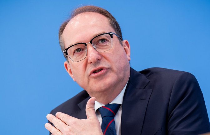 Ende des Familiennachzugs: Innenminister Alexander Dobrindt setzt den versprochenen Kurswechsel in der Migrationspolitik um.<span class='image-autor'>Foto: Michael Kappeler/dpa</span>