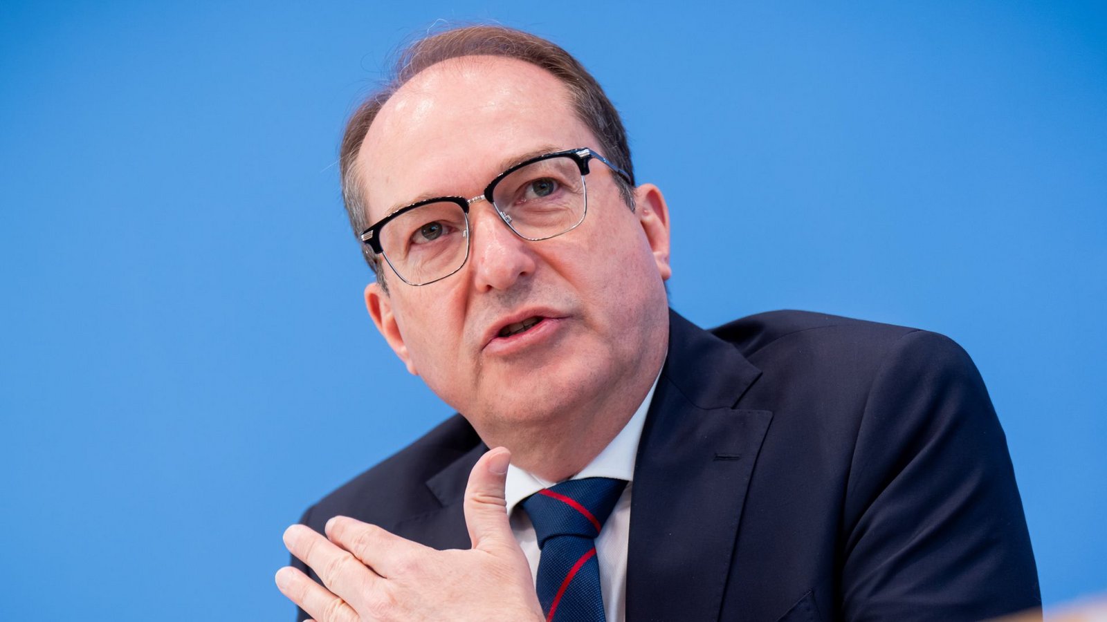 Ende des Familiennachzugs: Innenminister Alexander Dobrindt setzt den versprochenen Kurswechsel in der Migrationspolitik um.Foto: Michael Kappeler/dpa Ende des Familiennachzugs: Innenminister Alexander Dobrindt setzt den versprochenen Kurswechsel in der Migrationspolitik um.Foto: Michael Kappeler/dpa