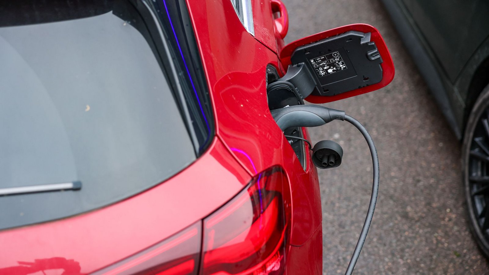 Ein Elektroauto an einer Ladesäule. E-Autos gewinnen laut HUK Coburg stark an Zuspruch. (Symbolbild)Foto: Jan Woitas/dpa Ein Elektroauto an einer Ladesäule. E-Autos gewinnen laut HUK Coburg stark an Zuspruch. (Symbolbild)Foto: Jan Woitas/dpa