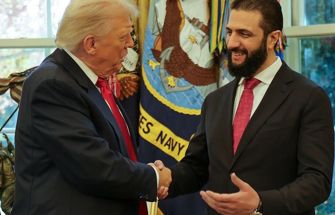 Donald Trump gibt dem syrischen Übergangspräsidenten Ahmed al-Scharaa politisch und militärisch Rückhalt.<span class='image-autor'>Foto: HOGP/AP/dpa</span>
