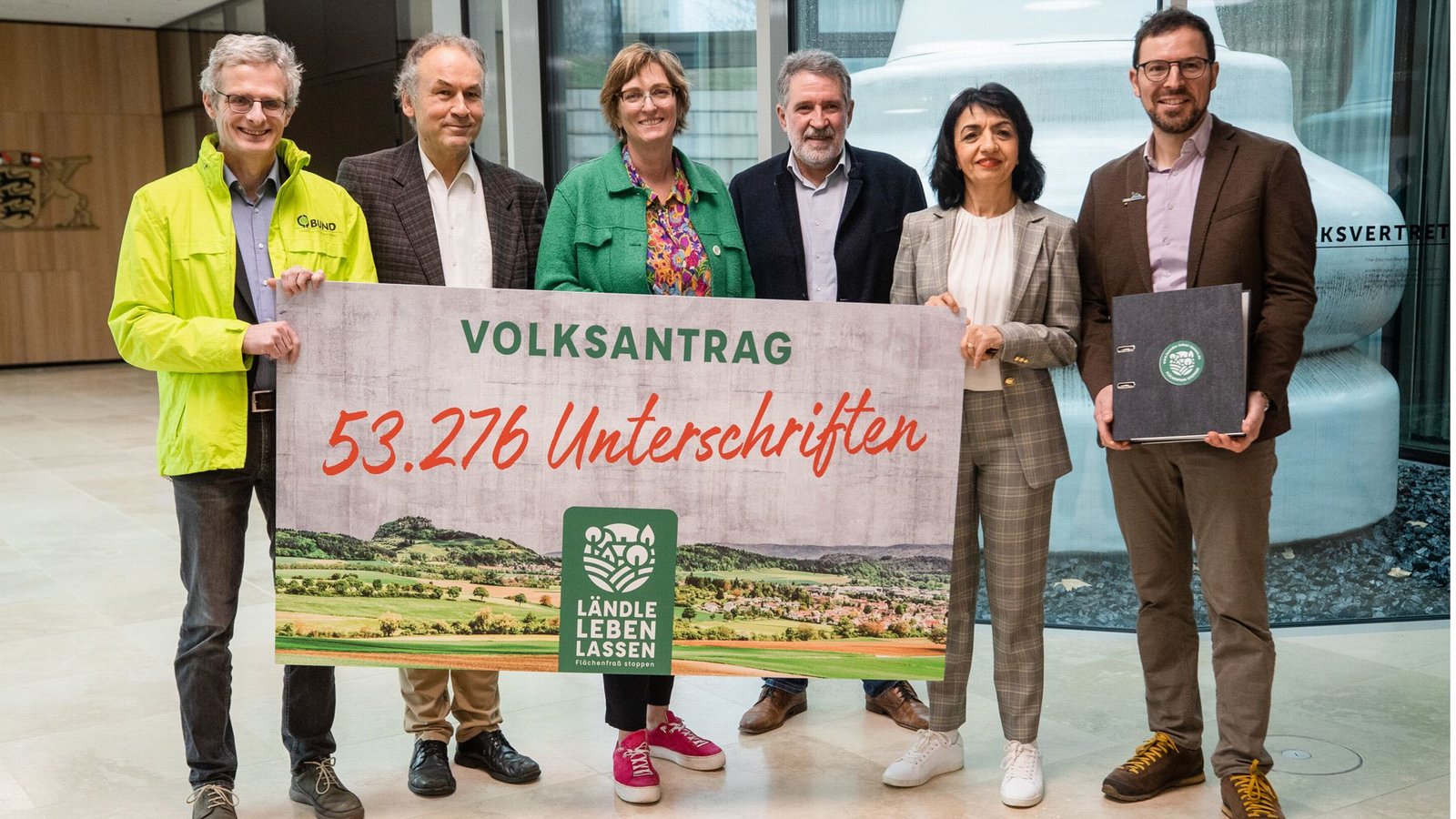 Die Initiatoren des Volksantrags „Ländle leben lassen“ haben der Landtagspräsidentin Muhterem Aras (2.v.r.) die Unterschriften übergeben.Foto: dpa/Christoph Schmidt Die Initiatoren des Volksantrags „Ländle leben lassen“ haben der Landtagspräsidentin Muhterem Aras (2.v.r.) die Unterschriften übergeben.Foto: dpa/Christoph Schmidt