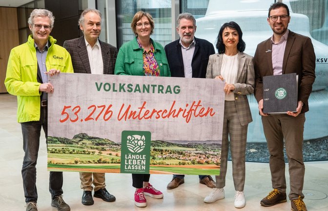 Die Initiatoren des Volksantrags „Ländle leben lassen“ haben der Landtagspräsidentin Muhterem Aras (2.v.r.) die Unterschriften übergeben.<span class='image-autor'>Foto: dpa/Christoph Schmidt</span>