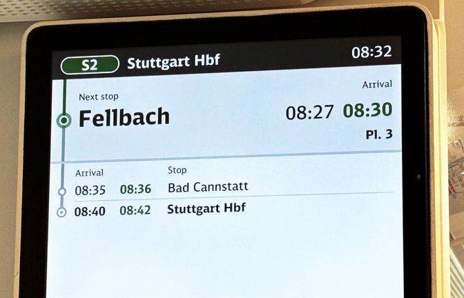 Die S-Bahn soll um 8.30 Uhr in Fellbach ankommen, laut Anzeige ist es aber bereits 8.32 Uhr – eine Fehlinformation.<span class='image-autor'>Foto: Alexander Müller</span>