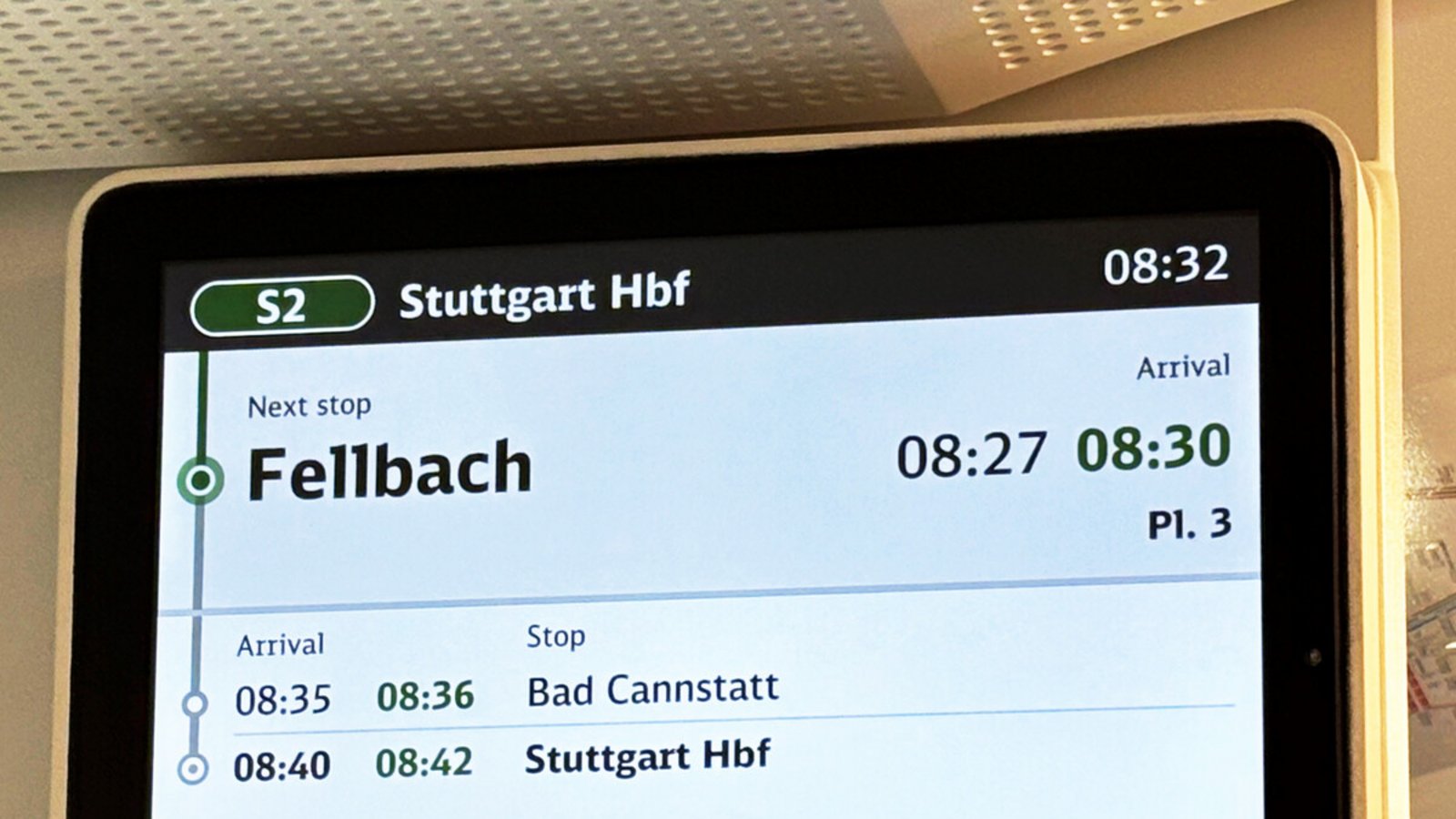 Die S-Bahn soll um 8.30 Uhr in Fellbach ankommen, laut Anzeige ist es aber bereits 8.32 Uhr – eine Fehlinformation.Foto: Alexander Müller Die S-Bahn soll um 8.30 Uhr in Fellbach ankommen, laut Anzeige ist es aber bereits 8.32 Uhr – eine Fehlinformation.Foto: Alexander Müller