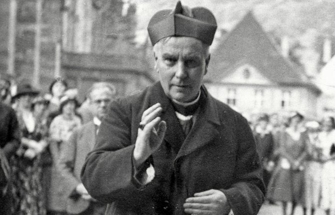 Conrad Gröber im Juni 1934 vor dem Freiburger Münster<span class='image-autor'>Foto: /Erzbischöfliches Ordinariat Freiburg</span>