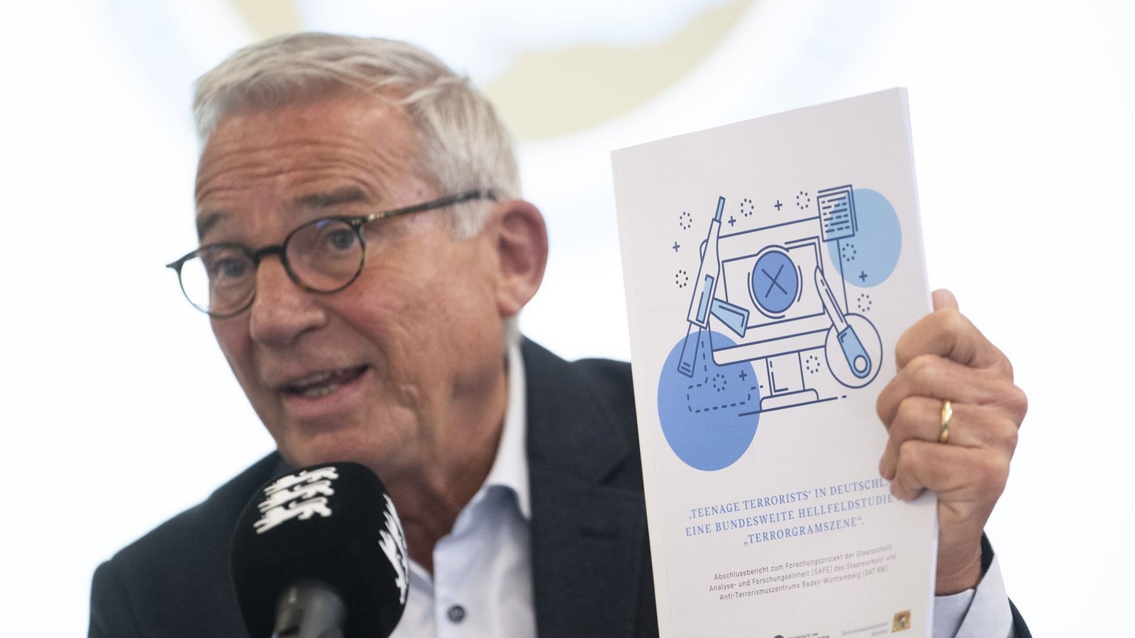 Innenminister Thomas Strobl (CDU) präsentiert die Analyse seines Landeskriminalamtes zu „Teenage-Terroristen“: wissenschaftliche Mängel auf 53 Seiten.Foto: Marijan Murat/dpa Innenminister Thomas Strobl (CDU) präsentiert die Analyse seines Landeskriminalamtes zu „Teenage-Terroristen“: wissenschaftliche Mängel auf 53 Seiten.Foto: Marijan Murat/dpa