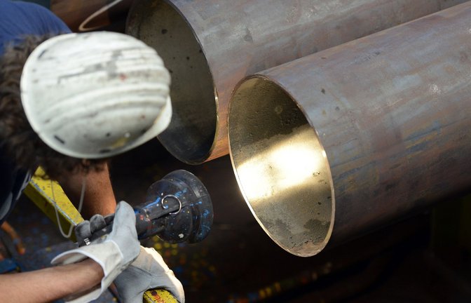 Ein Arbeiter kontrolliert in der Produktion von Vallourec Stahlrohre.<span class='image-autor'>Foto: picture alliance / dpa</span>