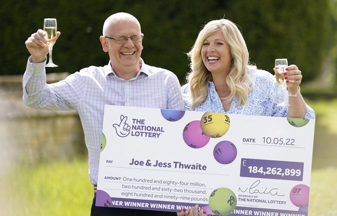 Joe Thwaite, Gewinner des mit 184 Millionen Pfund größten Jackpots der britischen Lotto-Geschichte, und seine Ehefrau Jess.<span class='image-autor'>Foto: dpa/Andrew Matthews</span>