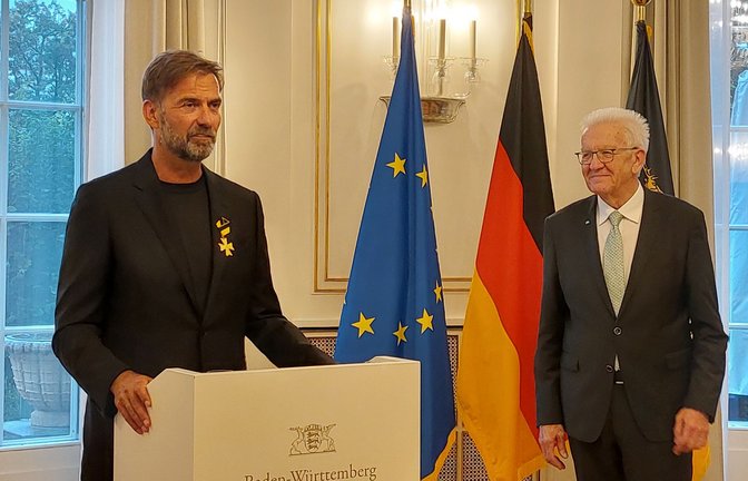 Jürgen Klopp (li.) bei der Ehrung in der Villa Reitzenstein mit Winfried Kretschmann<span class='image-autor'>Foto: STZN/Dirk Preiß</span>