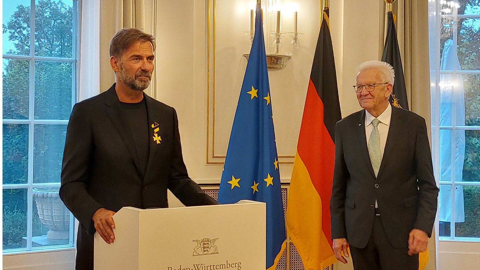 Jürgen Klopp (li.) bei der Ehrung in der Villa Reitzenstein mit Winfried KretschmannFoto: STZN/Dirk Preiß Jürgen Klopp (li.) bei der Ehrung in der Villa Reitzenstein mit Winfried KretschmannFoto: STZN/Dirk Preiß
