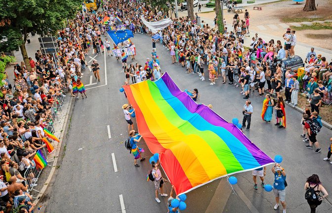 Die Regenbogenfahne zieht am 26. Juli erneut durch die Stuttgarter Innenstadt.<span class='image-autor'>Foto: dpa</span>