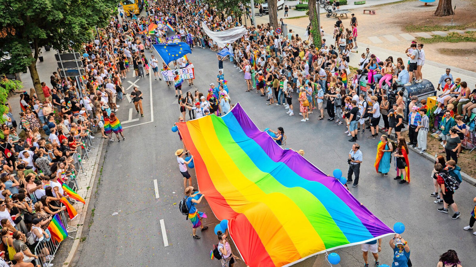 Die Regenbogenfahne zieht am 26. Juli erneut durch die Stuttgarter Innenstadt.Foto: dpa