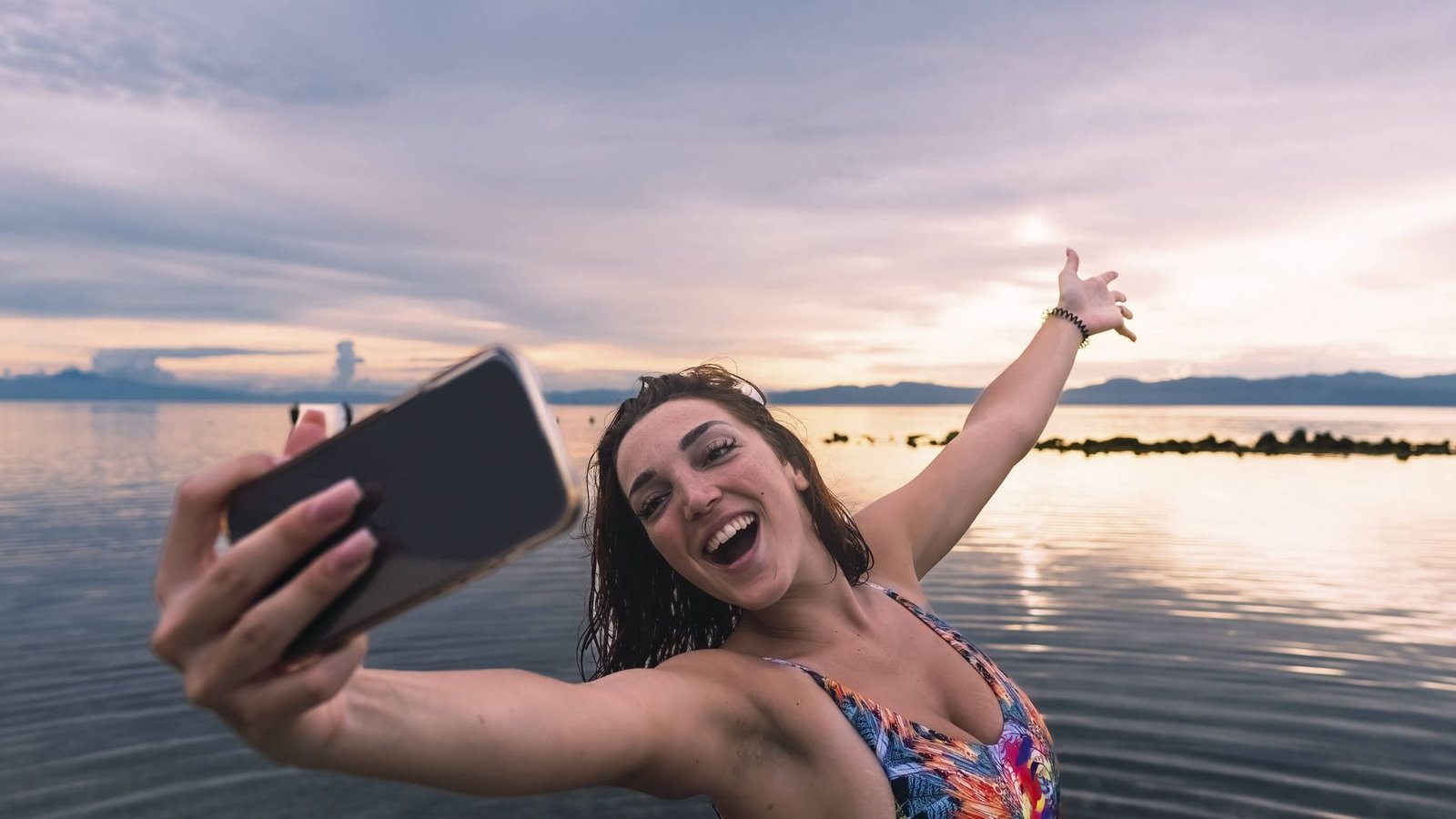 Manche können sich im Urlaub nicht vom Smartphone lösen.Foto: IMAGO/Westend61/IMAGO/NOVELLIMAGE Manche können sich im Urlaub nicht vom Smartphone lösen.Foto: IMAGO/Westend61/IMAGO/NOVELLIMAGE