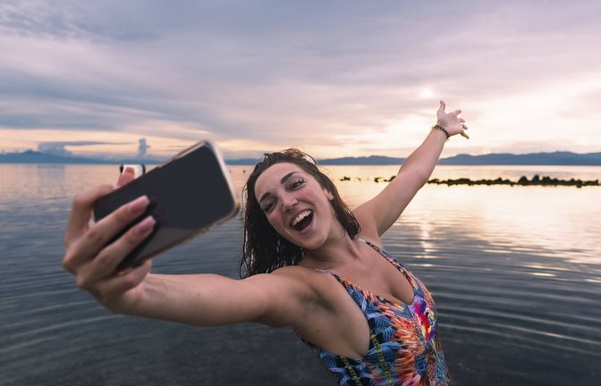 Manche können sich im Urlaub nicht vom Smartphone lösen.<span class='image-autor'>Foto: IMAGO/Westend61/IMAGO/NOVELLIMAGE</span>