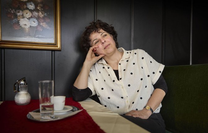 Dilek Güngör im Café Margrit in Schwäbisch Gmünd, das bekannt ist für üppige Torten. Ihr reicht ein Espresso.<span class='image-autor'>Foto: Gottfried Stoppel</span>