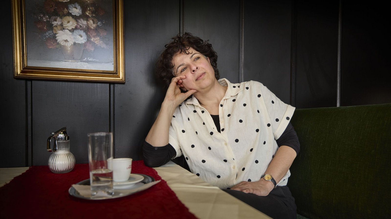 Dilek Güngör im Café Margrit in Schwäbisch Gmünd, das bekannt ist für üppige Torten. Ihr reicht ein Espresso.Foto: Gottfried Stoppel Dilek Güngör im Café Margrit in Schwäbisch Gmünd, das bekannt ist für üppige Torten. Ihr reicht ein Espresso.Foto: Gottfried Stoppel