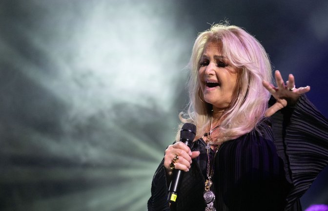 Pop-Ikone Bonnie Tyler ist in Portugal aus dem künstlichen Koma aufgeweckt worden, braucht für die Genesung aber mehr Zeit als gedacht. (Archivbild)<span class='image-autor'>Foto: Sebastian Gollnow/dpa</span>
