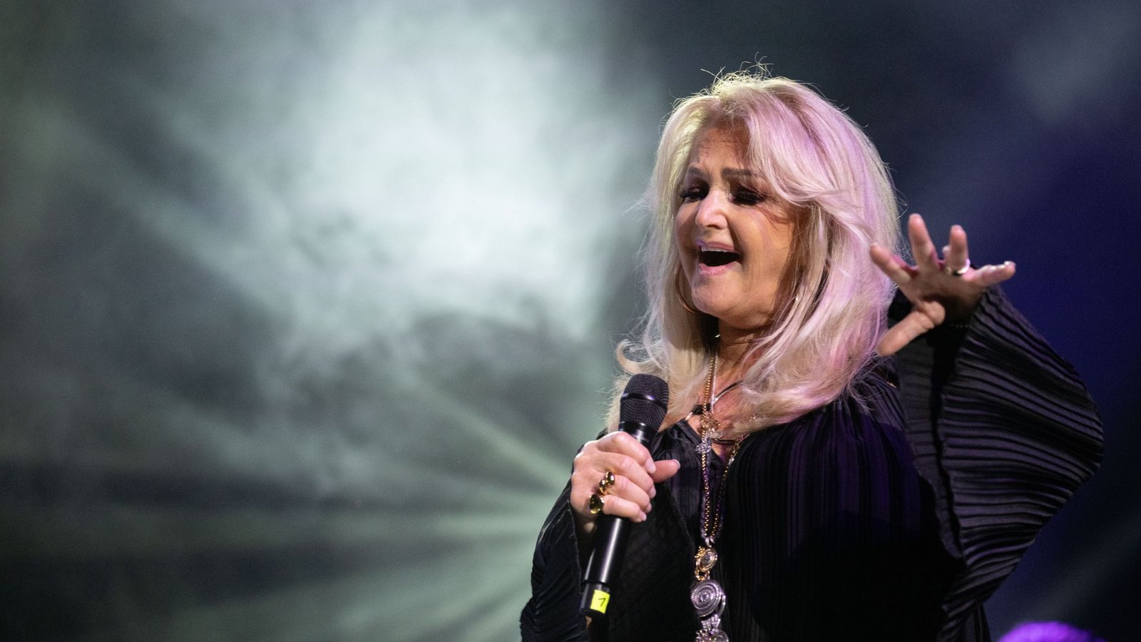 Pop-Ikone Bonnie Tyler ist in Portugal aus dem künstlichen Koma aufgeweckt worden, braucht für die Genesung aber mehr Zeit als gedacht. (Archivbild)Foto: Sebastian Gollnow/dpa Pop-Ikone Bonnie Tyler ist in Portugal aus dem künstlichen Koma aufgeweckt worden, braucht für die Genesung aber mehr Zeit als gedacht. (Archivbild)Foto: Sebastian Gollnow/dpa