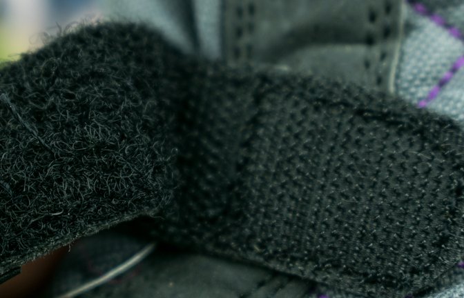 Erfahren Sie, wie Sie Klettverschlüsse wieder zum Kleben bringen können. Die hilfreichsten Tipps im Überblick.<span class='image-autor'>Foto: Zapylaiev Kostiantyn / Shutterstock.com</span>