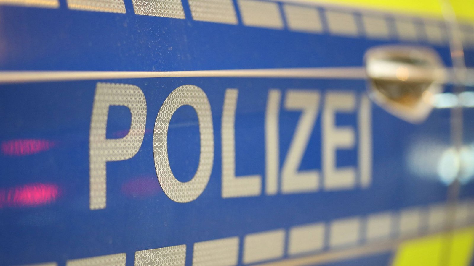 Zur Beseitigung der Trümmer wurde die A5 voll gesperrt (Symbolfoto).Foto: IMAGO/Maximilian Koch