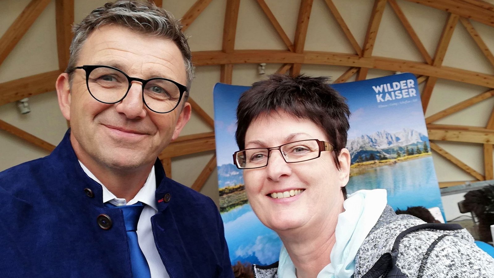 Selfie mit einem Fernsehstar: Bei einem Fantag am Wilden Kaiser ist Sabine Gepperth dem Hauptdarsteller Hans Sigl begegnet.Foto: privat Selfie mit einem Fernsehstar: Bei einem Fantag am Wilden Kaiser ist Sabine Gepperth dem Hauptdarsteller Hans Sigl begegnet.Foto: privat