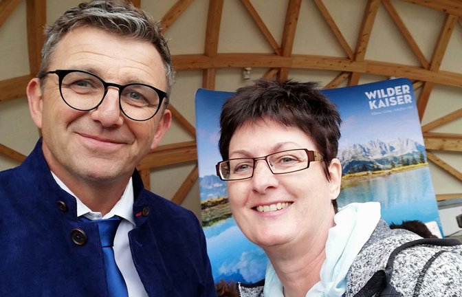 Selfie mit einem Fernsehstar: Bei  einem Fantag am Wilden Kaiser ist Sabine Gepperth dem Hauptdarsteller Hans Sigl begegnet.<span class='image-autor'>Foto: privat</span>