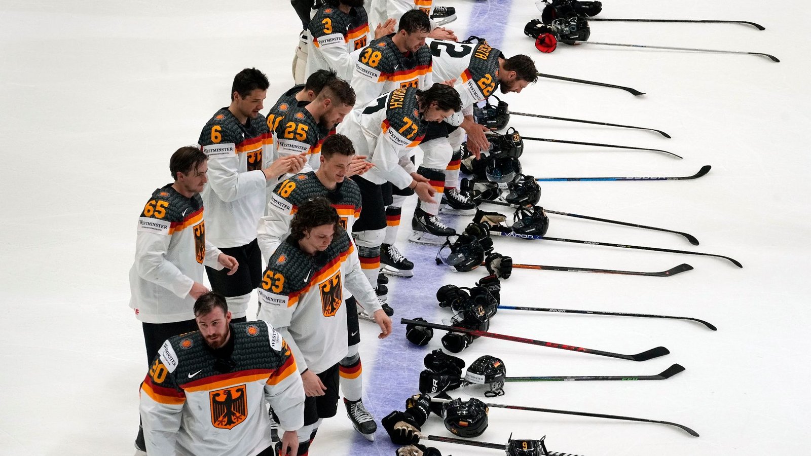 Die deutschen Eishockeyspieler wollen auch gegen Frankreich jubeln.Foto: Martin Meissner/AP/dpa