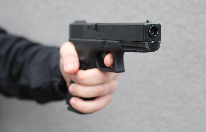 Der Mann bedrohte einen Mitarbeiter und einen Kunden mit einer Pistole. (Symbolfoto)<span class='image-autor'>Foto: IMAGO/Daniel Scharinger</span>