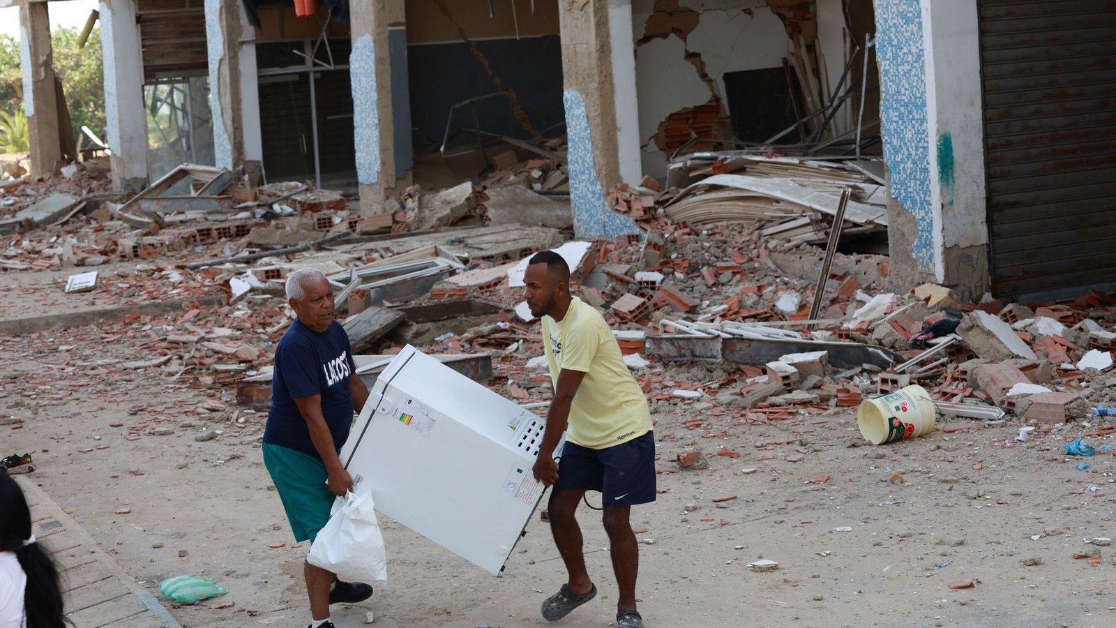 Überlebende fragen sich, wie es nach dem Verlust ihres Zuhauses weitergehen soll.Foto: Stringer/dpa Überlebende fragen sich, wie es nach dem Verlust ihres Zuhauses weitergehen soll.Foto: Stringer/dpa