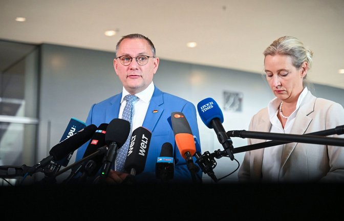 Alice Weidel (re.), AfD-Fraktionsvorsitzende, und Tino Chrupalla, AfD-Bundesvorsitzender und Fraktionsvorsitzender der AfD, geben am 11. Julin 2025 ein Statement in der Westlobby des Bundestags.<span class='image-autor'>Foto: Katharina Kausche/dpa</span>