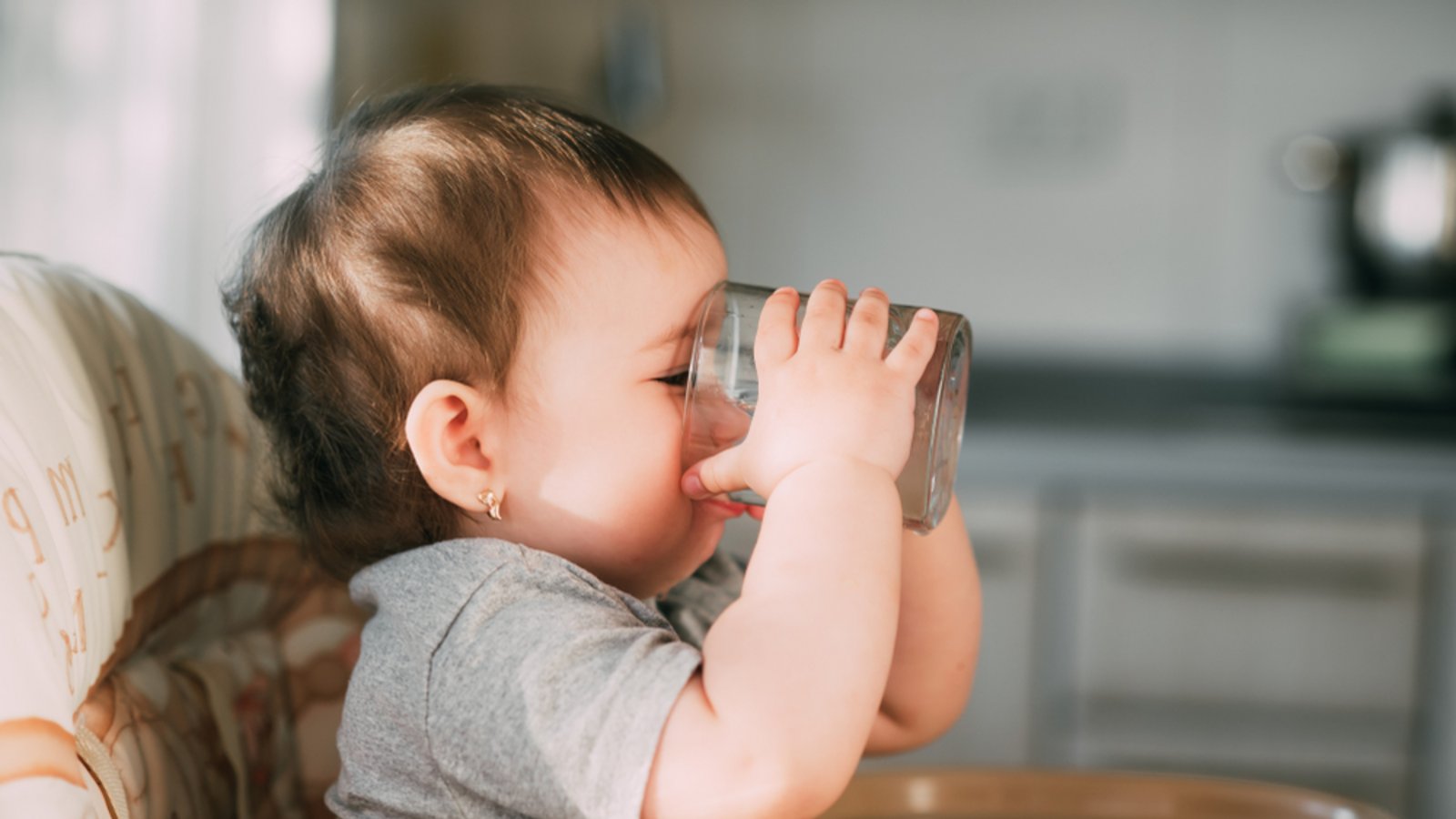 Dürfen Babys Wasser trinken?Foto: komokvm / Shutterstock Dürfen Babys Wasser trinken?Foto: komokvm / Shutterstock